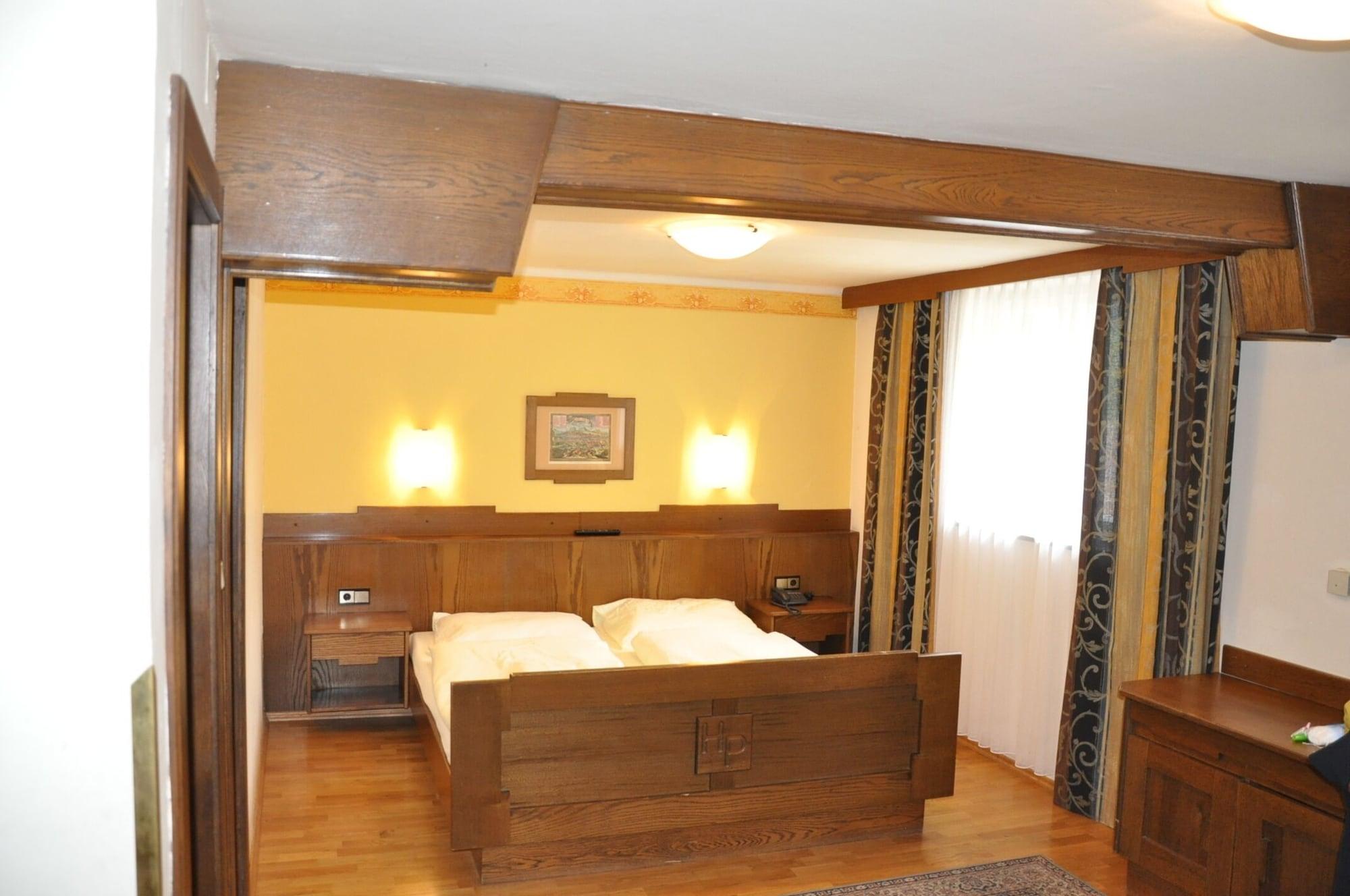 Großkirchheim Hotel Post מראה חיצוני תמונה
