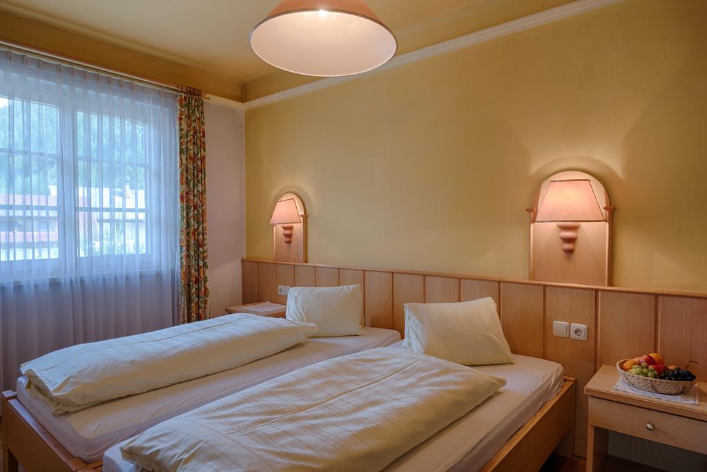 Großkirchheim Hotel Post מראה חיצוני תמונה