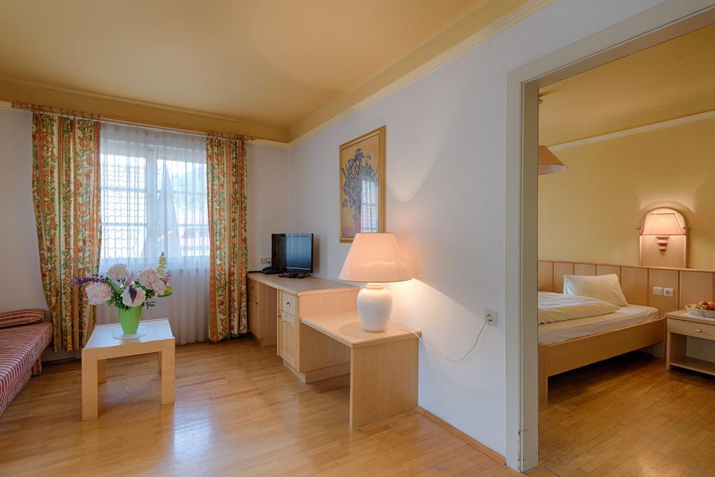 Großkirchheim Hotel Post מראה חיצוני תמונה