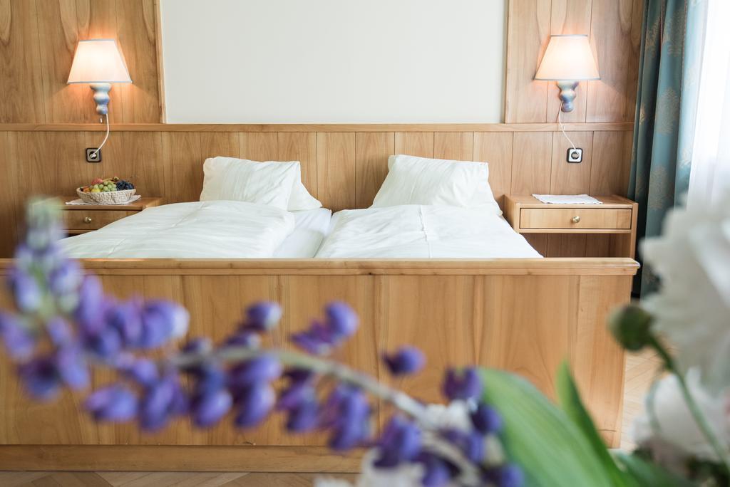 Großkirchheim Hotel Post מראה חיצוני תמונה