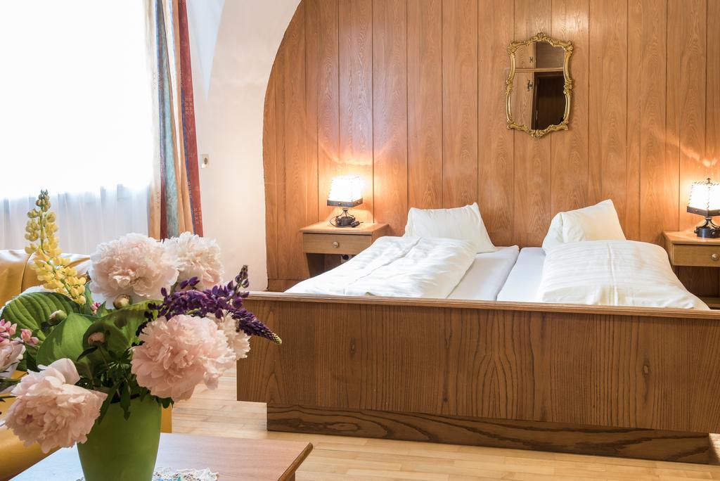 Großkirchheim Hotel Post מראה חיצוני תמונה