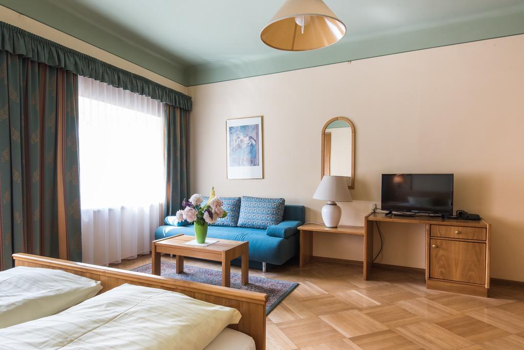 Großkirchheim Hotel Post מראה חיצוני תמונה
