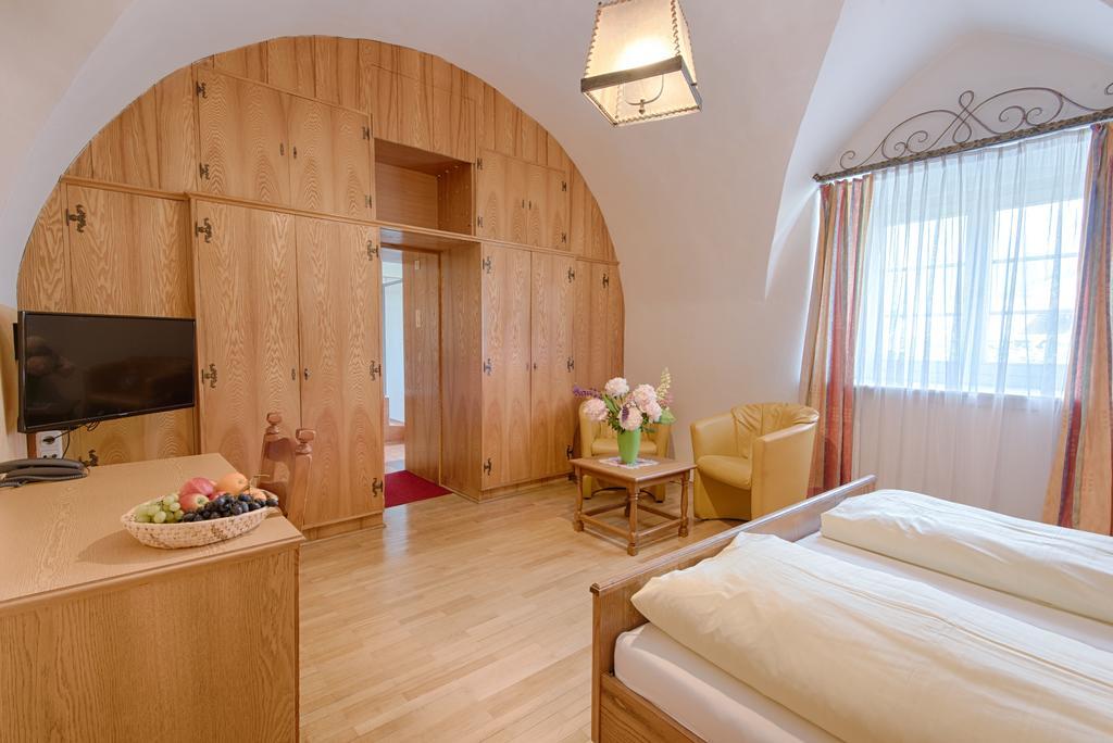 Großkirchheim Hotel Post מראה חיצוני תמונה