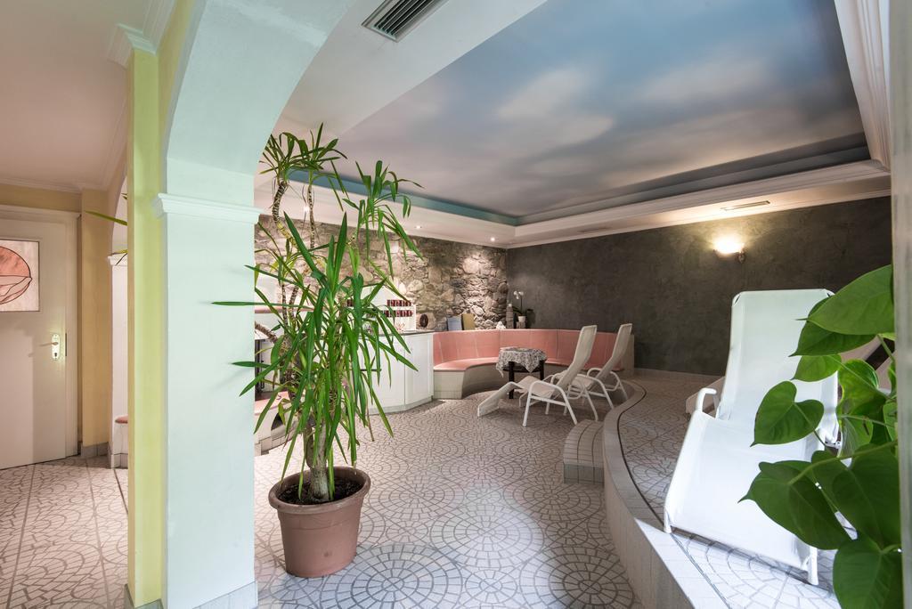 Großkirchheim Hotel Post מראה חיצוני תמונה