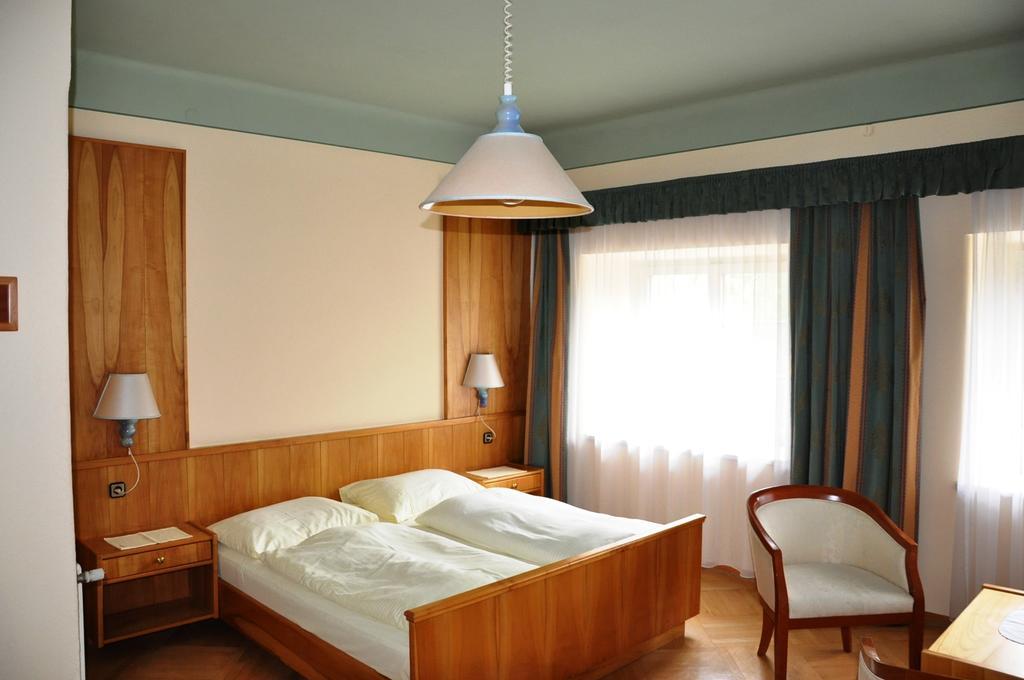 Großkirchheim Hotel Post מראה חיצוני תמונה