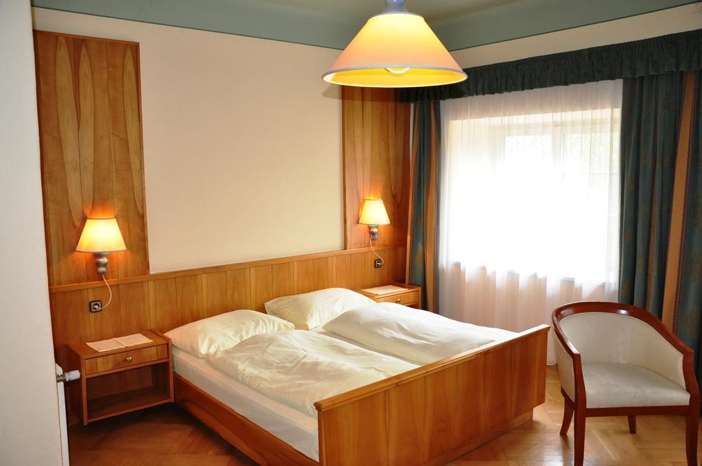 Großkirchheim Hotel Post מראה חיצוני תמונה